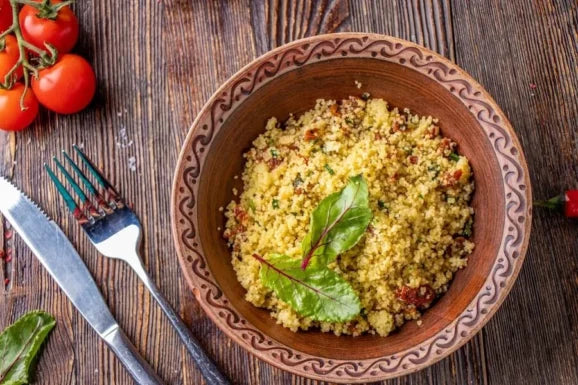 Couscous würzen, ein Teller voller würzigen Couscous