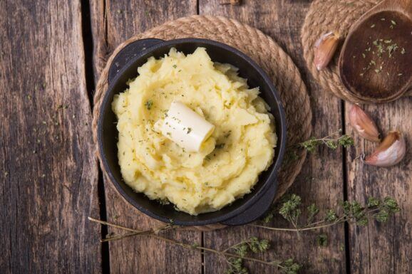 Frischer Kartoffelbrei bereit zum würzen