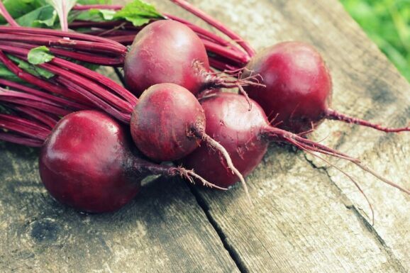 Rote Bete vorbereitet zum Kochen