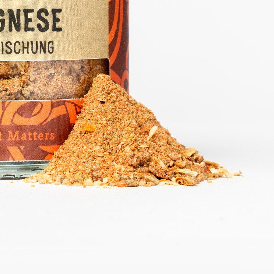 Bolognese Gewürz mit Gewürzhaufen Nahaufnahme