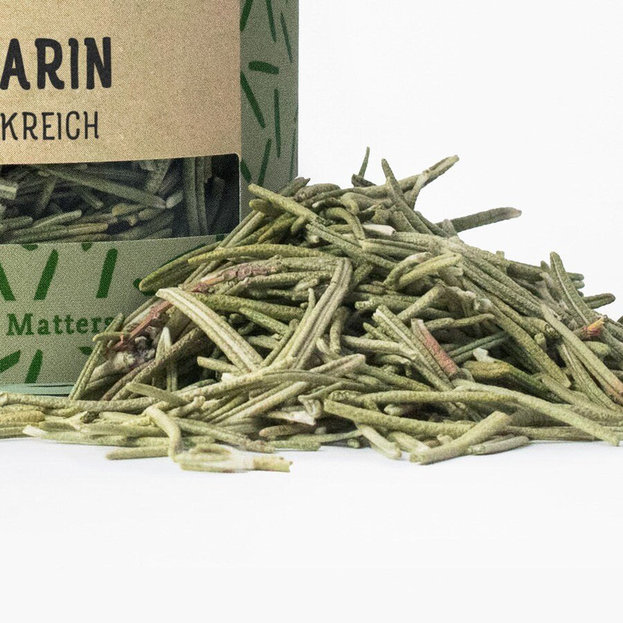 Rosmarin mit Gewürzhaufen Nahaufnahme